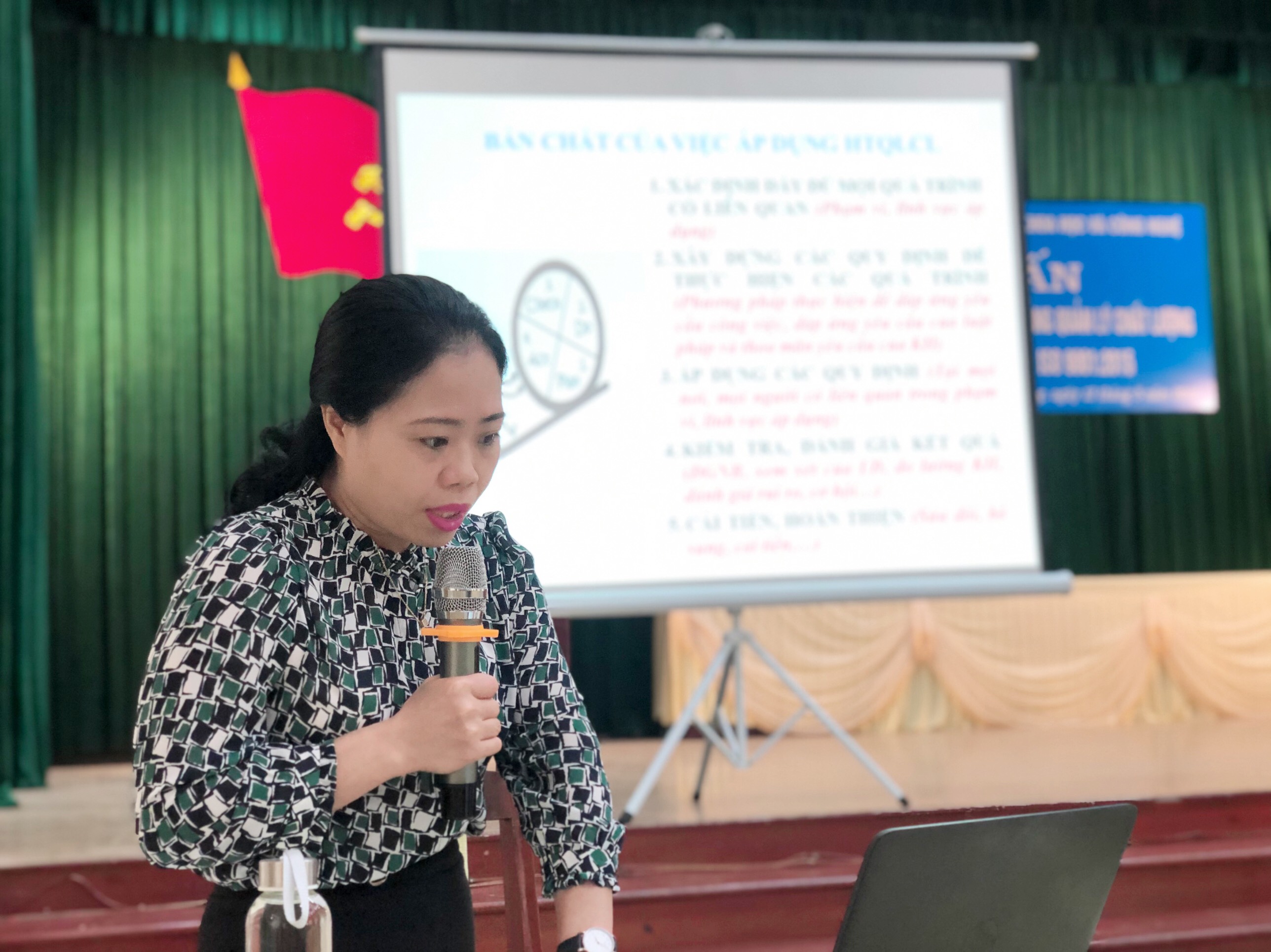 Đồng chí Nguyễn Thị Yến - Trưởng Quản lý Tiêu chuẩn Chất lượng tại lớp tập huấn 